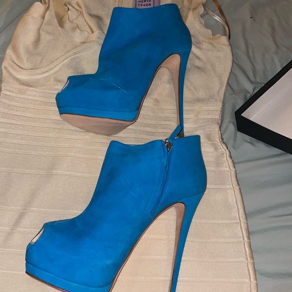 Blue Giuseppe only tried on to high